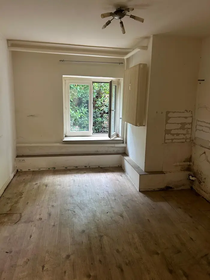 Besenrein geräumtes Wohnzimmer nach der Entrümpelung